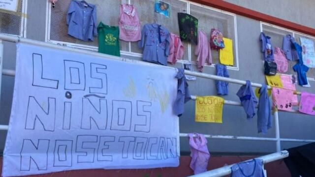 Los padres de los niños del Jardín 406 colgaron los guardapolvos afuera del lugar para visibilizar el caso.