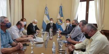 El ministro Julián Domínguez se reunió con Sergio Uñac y viñateros de San Juan y Mendoza.