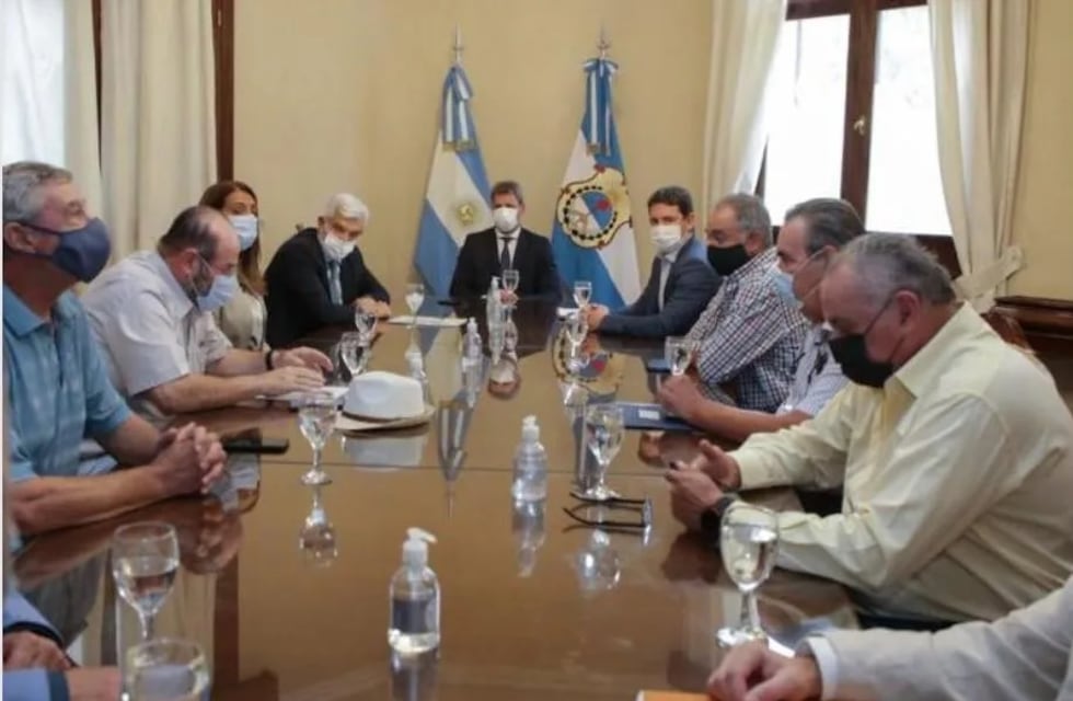 El ministro de Agricultura Julián Domínguez llegó a San Juan y atendió a los viñateros