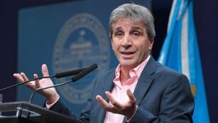 La dura propuesta de Luis Caputo: “La gente va a tener que vender dólares para pagar impuestos”.