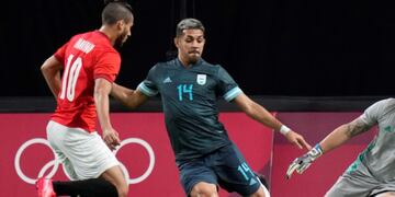 Facundo Medina en el duelo entre Argentina y Egipto. (Foto: AP)