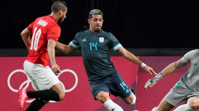 Facundo Medina en el duelo entre Argentina y Egipto. (Foto: AP)