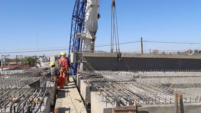 El gobernador Juan Schiaretti supervisó la obra del viaducto en barrio Villa El Libertador. (Gobierno de Córdoba)
