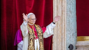 El papa recién elegido León XIV, que solía ser el cardenal Robert Francis Prevost, se presenta en el balcón central de la Basílica de San Pedro poco después de su elección el jueves 8 de mayo de 2025, tras la cual se convirtió en el 267º pontífice de la Iglesia católica, en el Vaticano. (AP Foto/Domenico Stinellis)