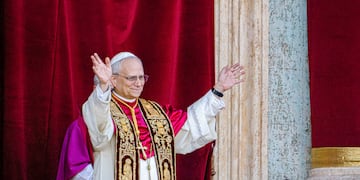 El papa recién elegido León XIV, que solía ser el cardenal Robert Francis Prevost, se presenta en el balcón central de la Basílica de San Pedro poco después de su elección el jueves 8 de mayo de 2025, tras la cual se convirtió en el 267º pontífice de la Iglesia católica, en el Vaticano. (AP Foto/Domenico Stinellis)