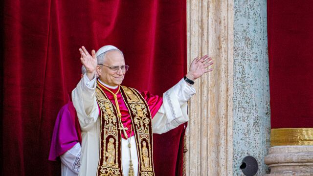 El papa recién elegido León XIV, que solía ser el cardenal Robert Francis Prevost, se presenta en el balcón central de la Basílica de San Pedro poco después de su elección el jueves 8 de mayo de 2025, tras la cual se convirtió en el 267º pontífice de la Iglesia católica, en el Vaticano. (AP Foto/Domenico Stinellis)