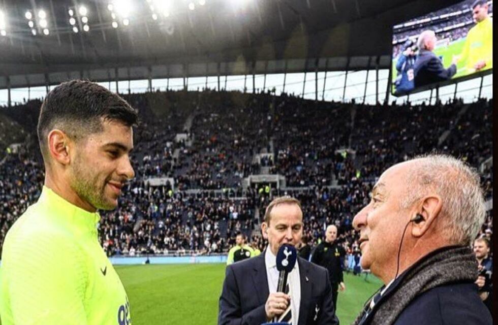 Osvaldo Ardiles entregó un reconocimiento al Cuti Romero y el estadio los ovacionó