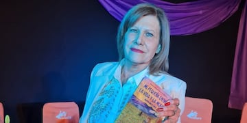 Gladys García presentó su libro "Mi pequeña entre la vida y la muerte: noventa días al límite" en el teatro Luis Encio Bianchi de Rivadavia.