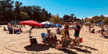En el balneario de la zona norte se implementaron aros de PVC para mantener el distanciamiento por la pandemia.