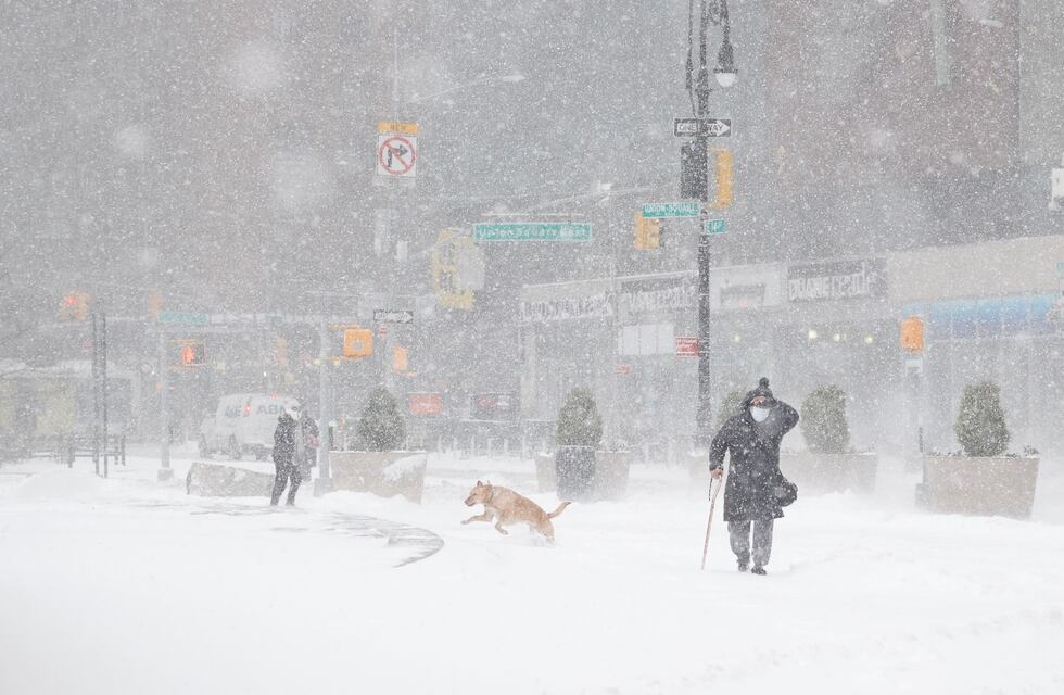 Una fuerte tormenta de nieve azota a Nueva York, que decretó el estado de emergencia