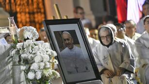 Se multiplicaron las búsquedas de vuelos para despedir a Francisco en Roma. (Fotos Javier Ferreyra / La Voz)