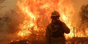 Buscan detectar puntos calientes en los incendios de Puerto Madryn para evitar nuevos focos.