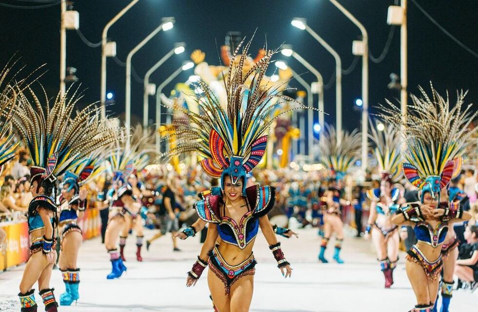 Más de 20 mil personas vivieron el espectacular show de plumas y batucadas del Carnaval del País