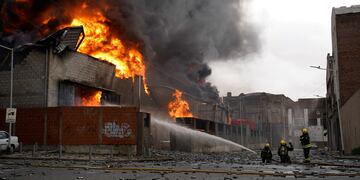 Impresionante incendio en Dock Sud, en dos fábricas ubicadas en ese partido de Avellaneda. (Clarín)