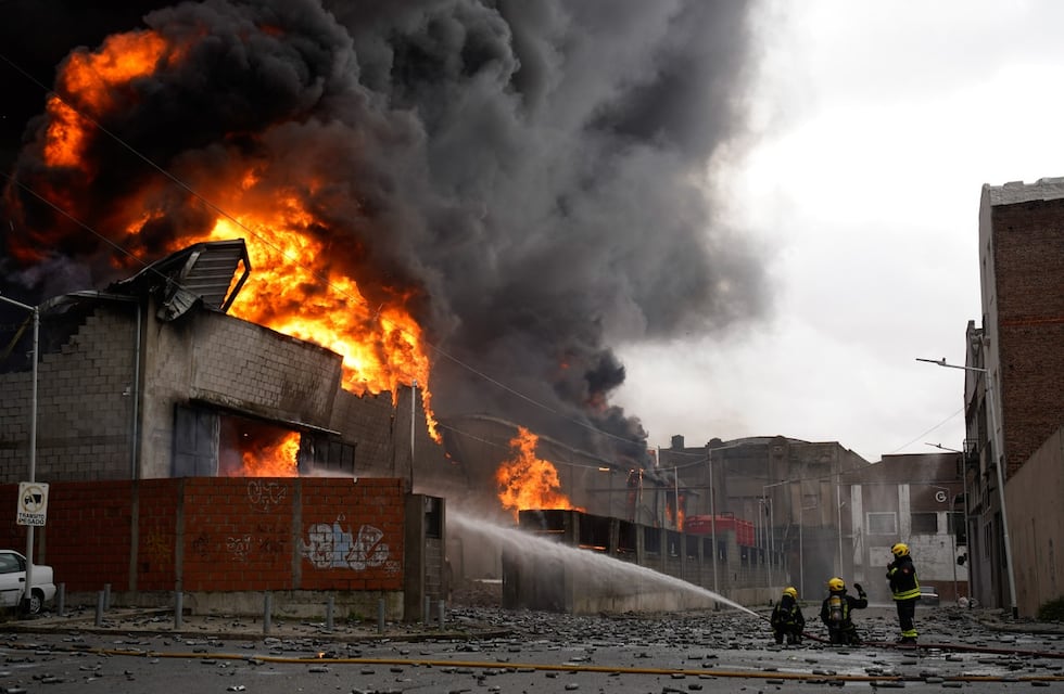 Impresionante incendio en el sur de Buenos Aires: se quemó una fábrica de colchones en Dock Sud