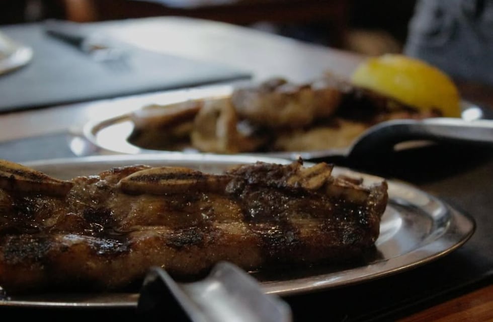 Cuánto cuesta la parrillada libre con guarnición en El Boliche de Darío