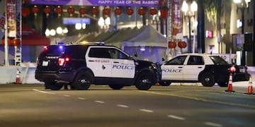Policías en la zona donde se produjo el tiroteo. EFE/Caroline Brehman