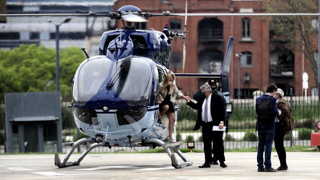 El presidente Alberto Fernandez llega a la casa rosada junto A Fabiola Yañez el dia despues de la derro ta en las PASO. (Federico Lopez Claro/La Voz)