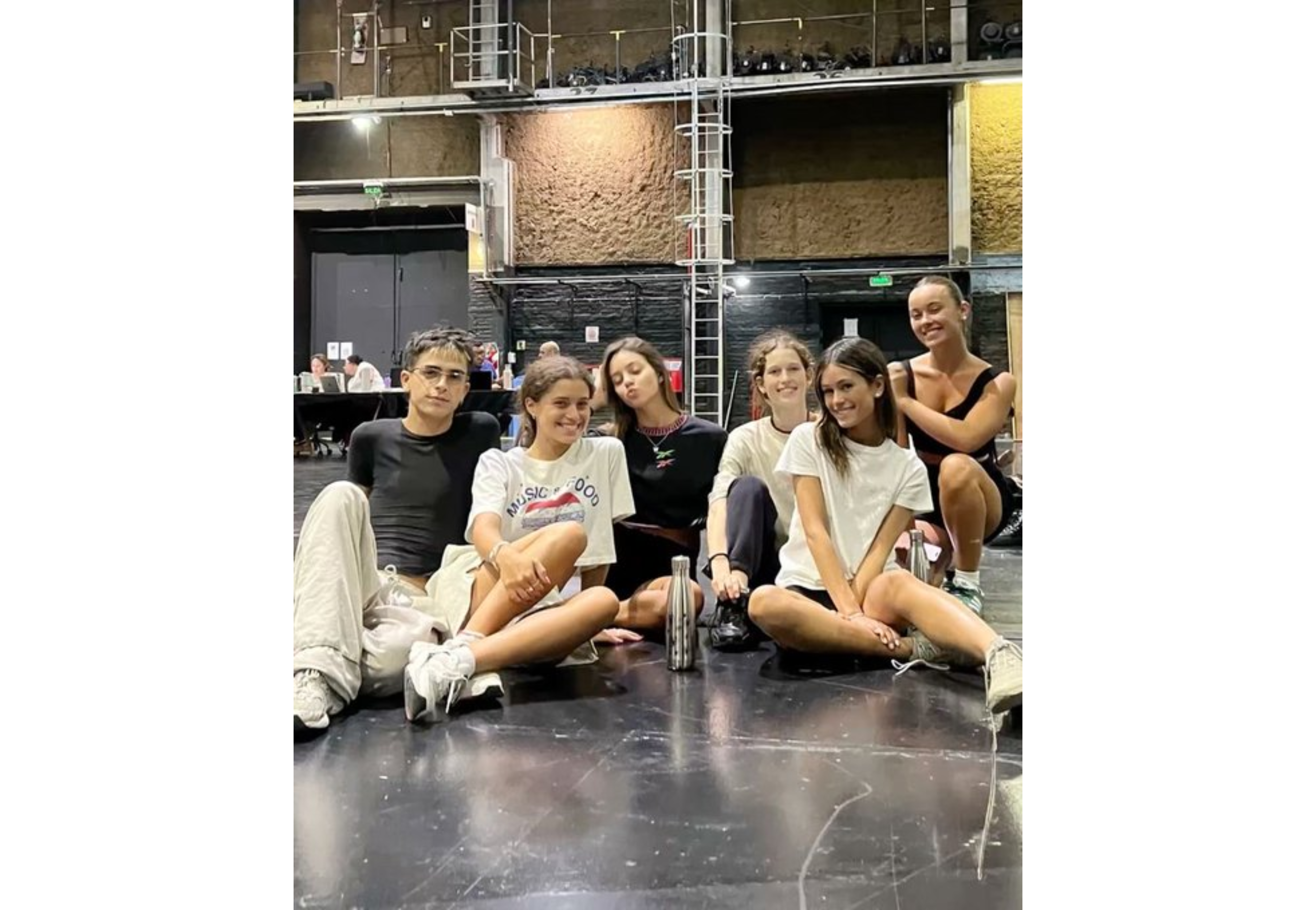 El elenco de Margarita ensayando en el mismo lugar de Tini.