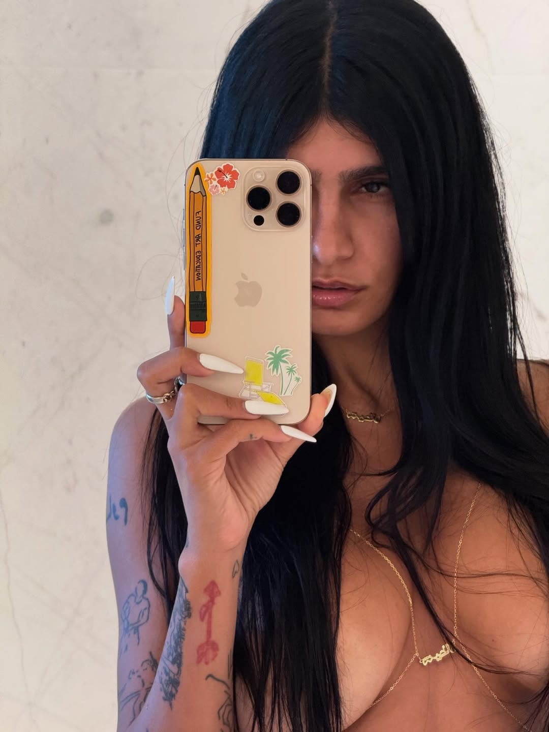 Mia Khalifa posó frente al espejo y desató pasiones al límite de la censura