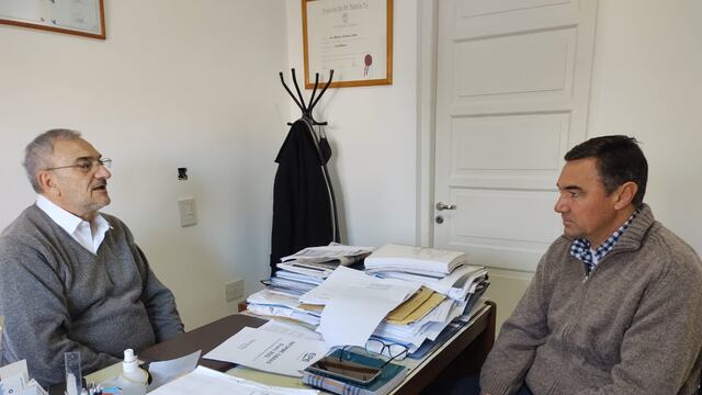 El senador Alcides Calvo junto con el nuevo jefe de la EPE Rafaela, ing. Fernando Leurino