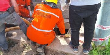 Trampa mortal. Hubo que desagotar el pozo para que los bomberos pudieran entrar a retirar los cuerpos.