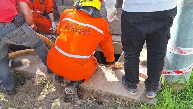 Trampa mortal. Hubo que desagotar el pozo para que los bomberos pudieran entrar a retirar los cuerpos.