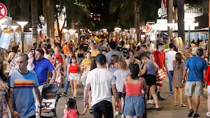 Turismo del fin de semana largo en la costanera del lago y en la peatonal de Villa Carlos Pa. Foto La Voz