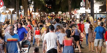 Turismo del fin de semana largo en la costanera del lago y en la peatonal de Villa Carlos Pa. Foto La Voz