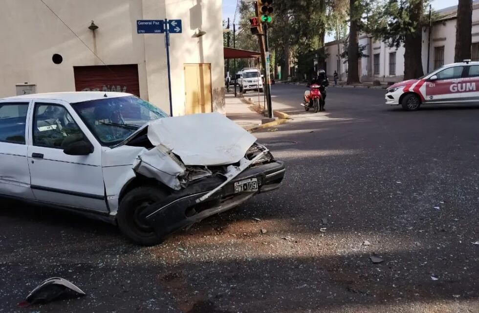 Un chico de 17 años murió cuando aguardaban el verde del semáforo en Las Heras