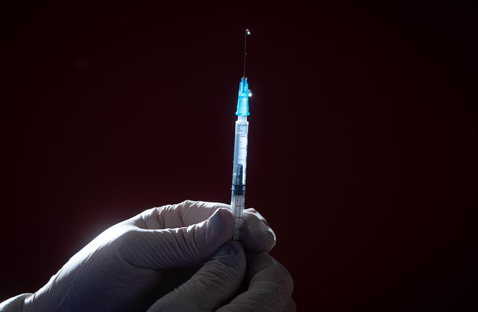 Qué estrategia analiza el Gobierno para reforzar la inmunización ante la amenaza de la variante Delta