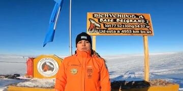 La primer teniente Mayra Gordillo, haciendo Patria en la base antártica Belgrano II, a 6.473 km de su lugar de origen, la ciudad de Palpalá (Jujuy).