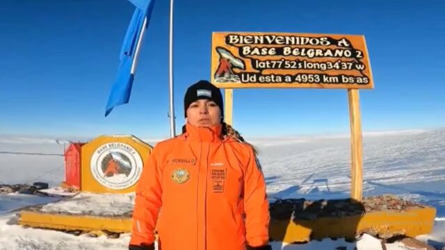 La primer teniente Mayra Gordillo, haciendo Patria en la base antártica Belgrano II, a 6.473 km de su lugar de origen, la ciudad de Palpalá (Jujuy).