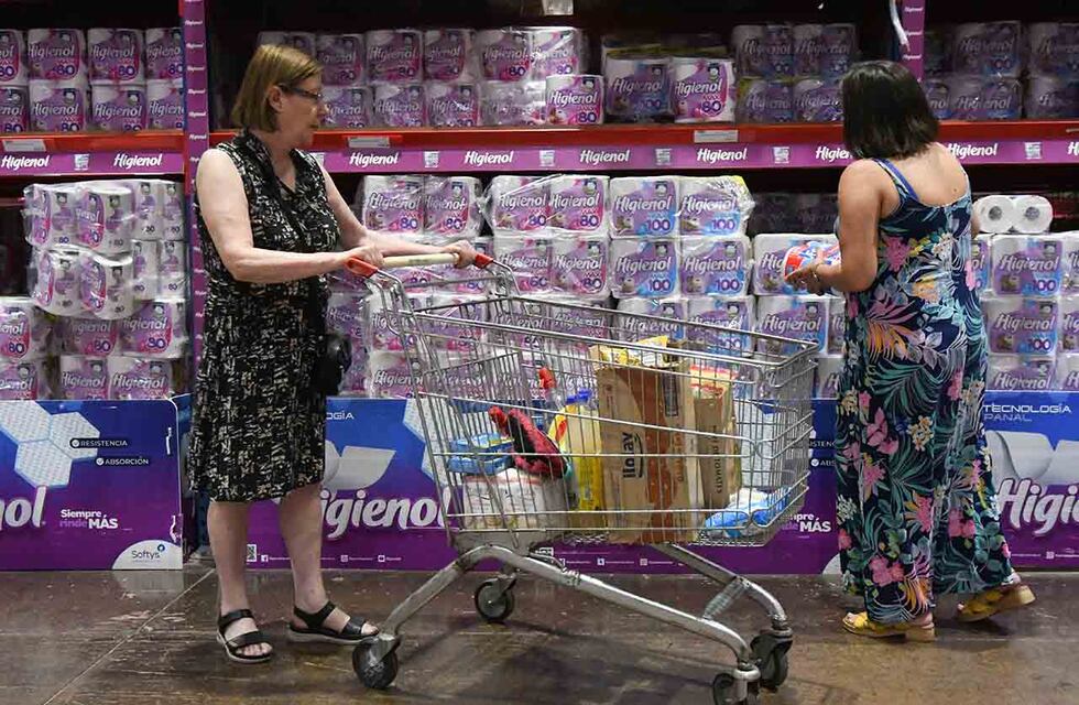 La aceleración de la inflación hace tambalear la pretensión oficial de alinear los aumentos salariales