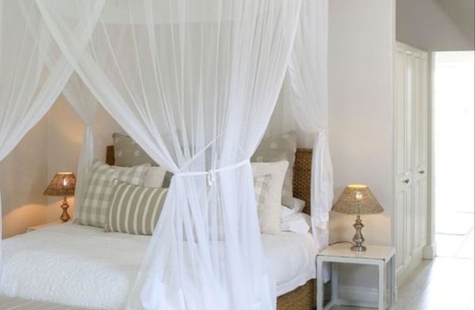 Las camas con tul mosquitero vuelven a ser tendencia este verano