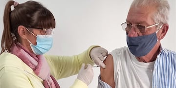 Se vacunaron algunas personas de 50 años con la primer dosis. Además otros vecinos ya recibieron la segunda dosis (Gentileza: Pujato nuestro Lugar)