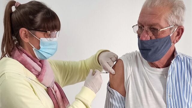 Se vacunaron algunas personas de 50 años con la primer dosis. Además otros vecinos ya recibieron la segunda dosis (Gentileza: Pujato nuestro Lugar)