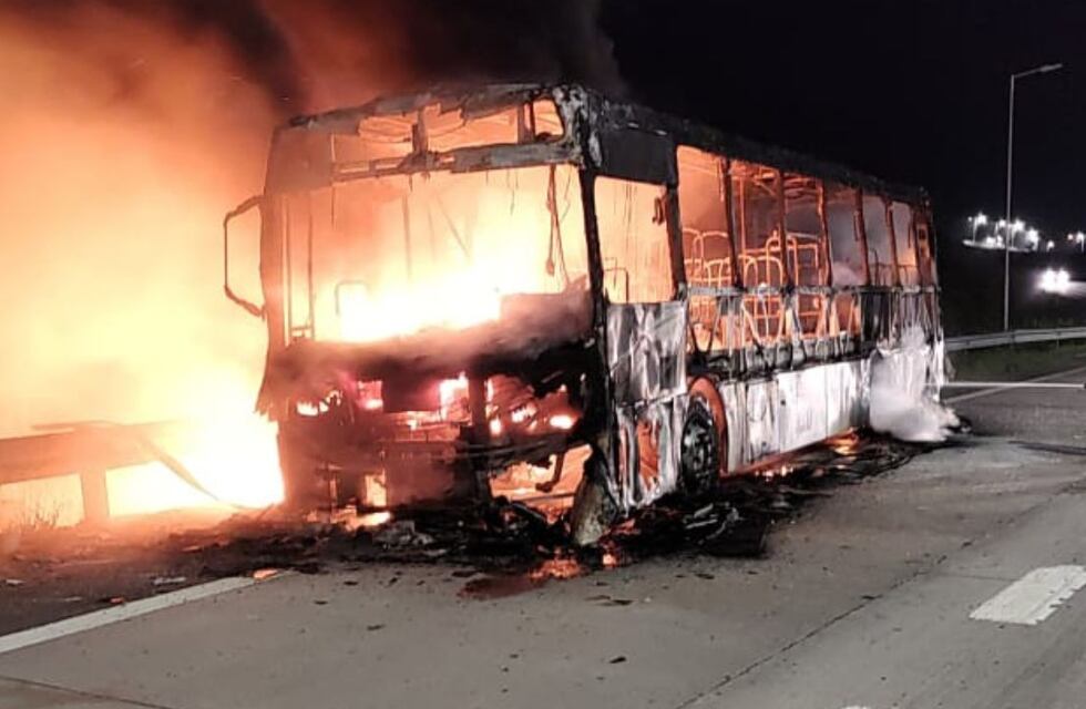 En video: así se incendió un colectivo de la empresa Ersa en plena avenida Circunvalación