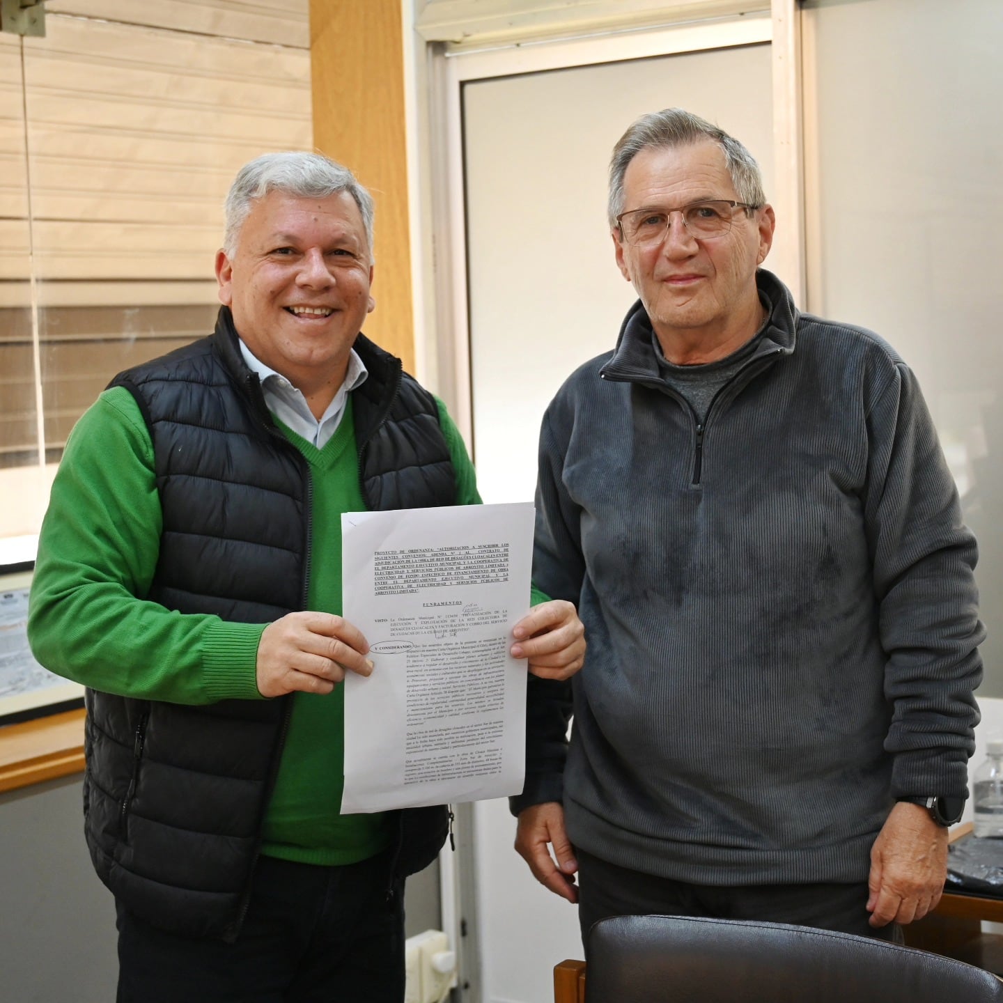 El presidente de CESPAL Miguel Fontana, entregó la documentación al Intendente Gustavo Benedetti.