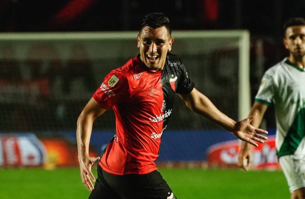 Colón venció a Banfield con goles de Cristian Vega y Eric Meza
