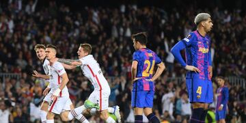 Rafael Borré festeja su gol en el Camp Nou.