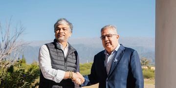 Raúl Jalil junto a Manoj Sharma, vicepresidente de GreenKo. (Foto FB Raúl Jalil)