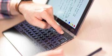 Del papel a la era digital. (La Voz / Archivo)