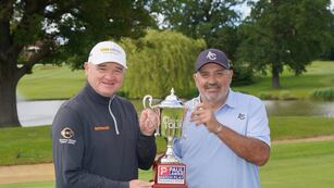 Ángel Cabrera ganó un título después de 10 años. Lo hizo el Legends Tour de Europa. Recibió el premio de manos de Paul Lawrie (Prensa Paul Lawrie Tournament)