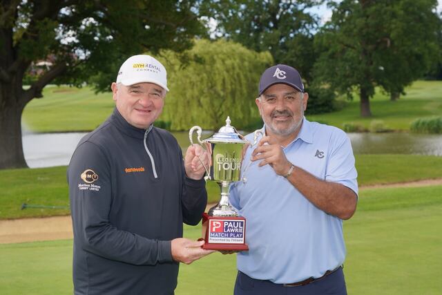 Ángel Cabrera ganó un título después de 10 años. Lo hizo el Legends Tour de Europa. Recibió el premio de manos de Paul Lawrie (Prensa Paul Lawrie Tournament)