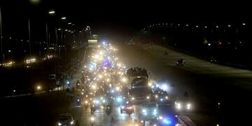 La caravana de Belgrano. Y el paso por debajo de uno de los puentes, que por poco termina en tragedia (Javier Ferreyra / La Voz).