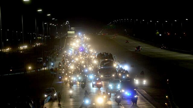 La caravana de Belgrano. Y el paso por debajo de uno de los puentes, que por poco termina en tragedia (Javier Ferreyra / La Voz).