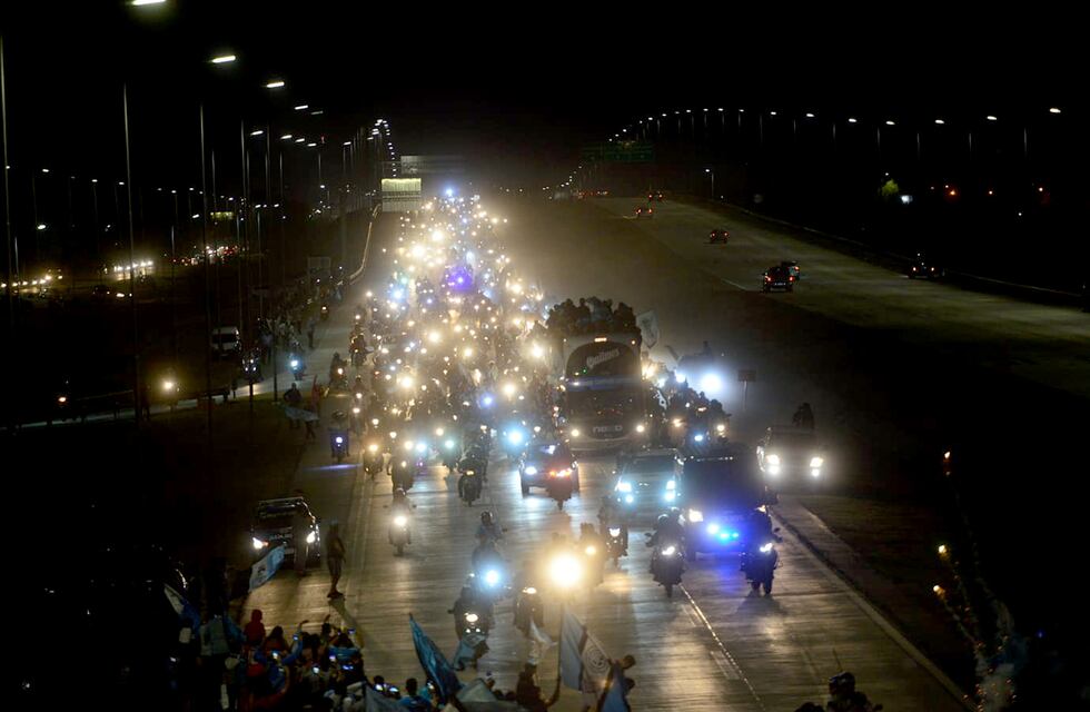 Video: la vuelta olímpica de Belgrano tuvo de todo y casi termina mal por una imprudencia