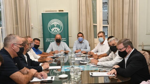 El gobernador Omar Perotti junto a la gremial empresaria