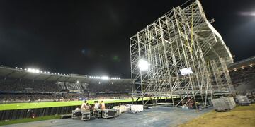 La estructura del escenario sobre el que actuó el sábado Joaquín Sabina fue testigo también del partido entre Talleres y Banfield. (Javier Ferreyra)